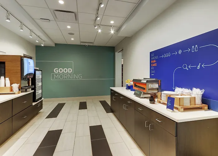 Holiday Inn Express & Suites - Roanoke - Civic Center