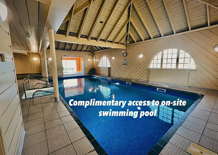 Holly Tree Hotel, Swimming Pool & Hot Tub
