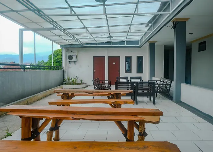 Oyo 90396 The Halona Villa Batu