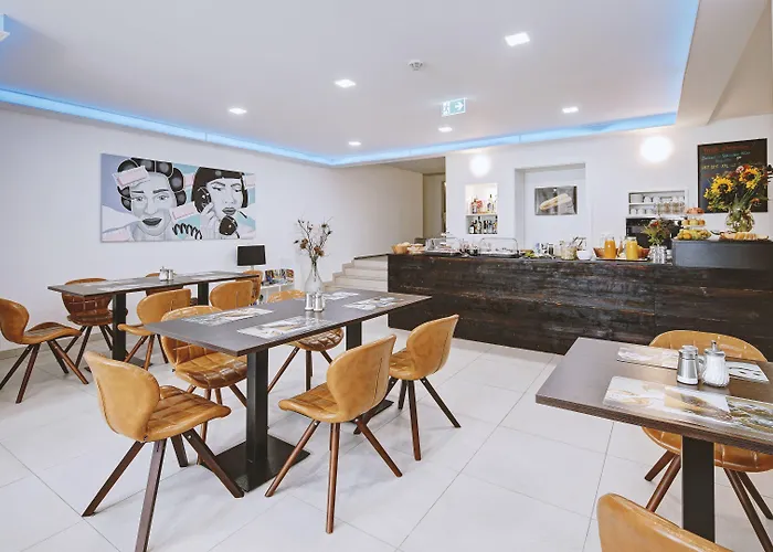 Boutique-Hotel Kronenstuben - unschlagbare Zentrumsnähe direkt am Marstall&Marktplatz - Schloss in 3 Min - Frühstück - Langzeitmiete