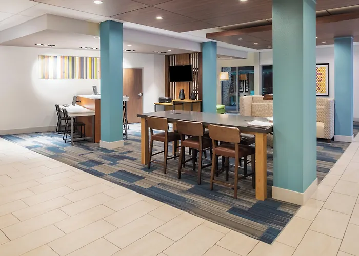 Holiday Inn Express & Suites Kingdom City By Ihg