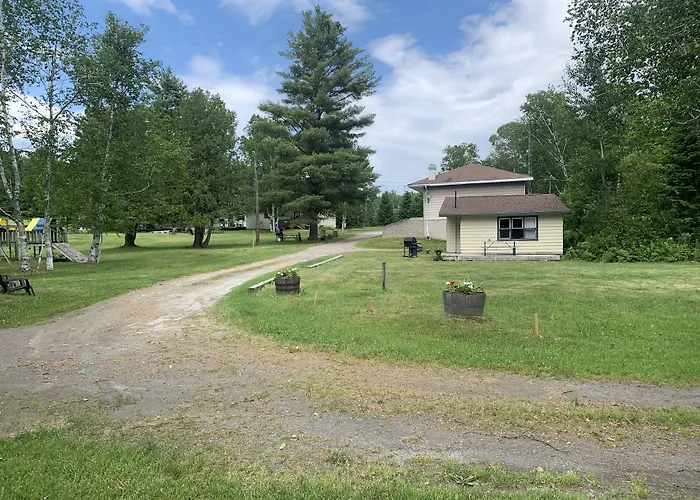 Colonial Bay Motel And Cottages