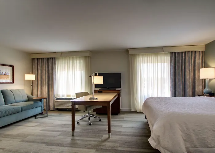 Hampton Inn & Suites Milwaukee West