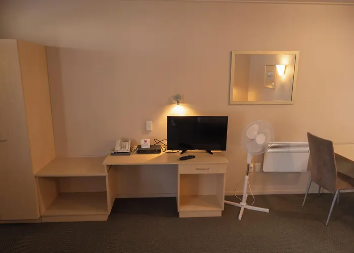 Victoria Court Motor Lodge - Spa & Free Parking