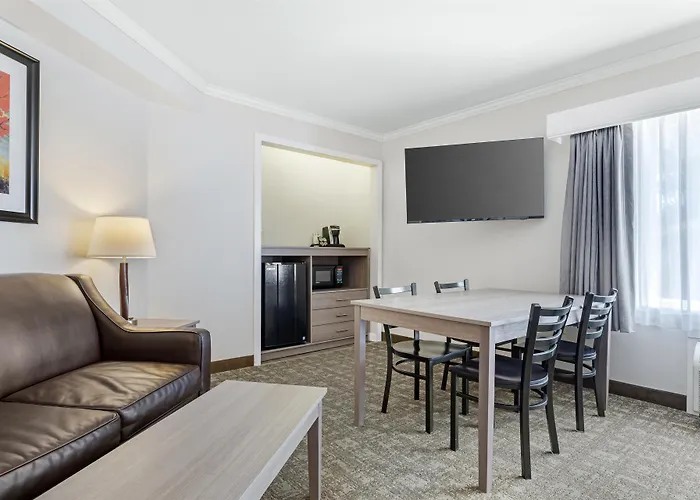 Best Western Plus Windjammer Inn&Conference Center