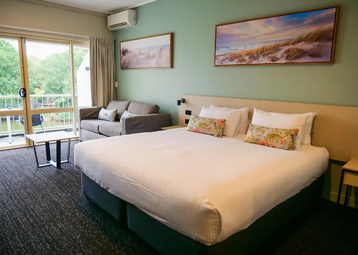 Nightcap At Hinterland Hotel Nerang