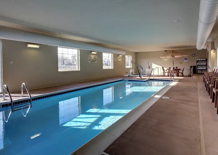 Cobblestone Hotel & Suites - Newton