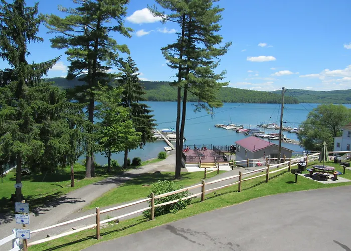 Lake 'N Pines Motel