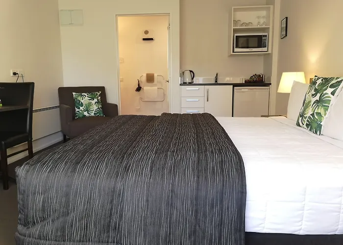 Airport Palms Motel