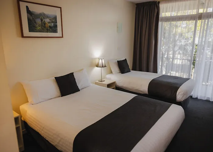 Shoreline Hotel