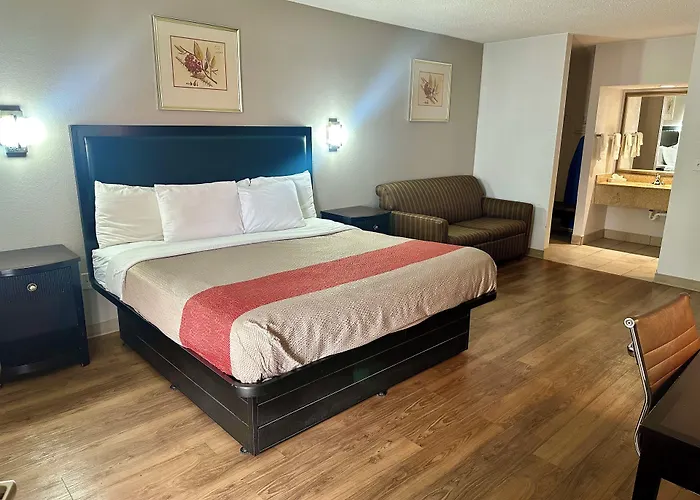 Red Carpet Inn Norwalk