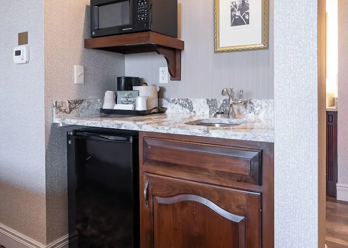 Amishview Inn & Suites