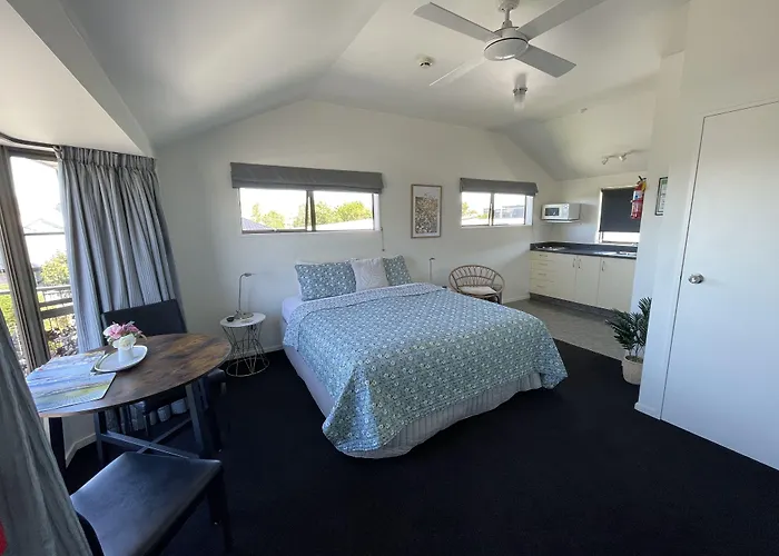 Colonial Motel