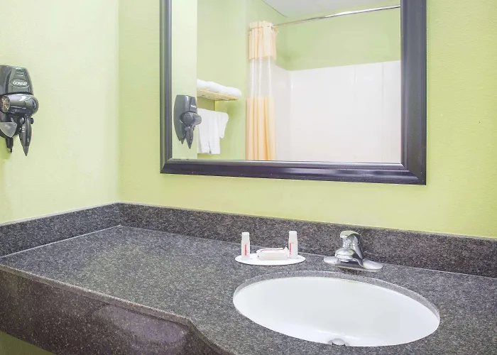 Days Inn & Suites By Wyndham Swainsboro
