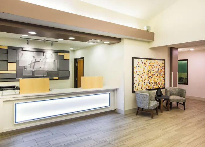 Holiday Inn Express & Suites Bellevue -Omaha Area- By Ihg