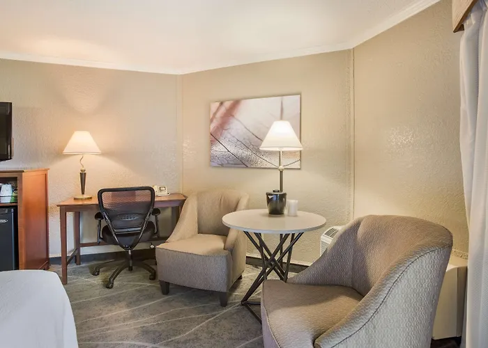 Best Western Harbour Pointe Lakefront