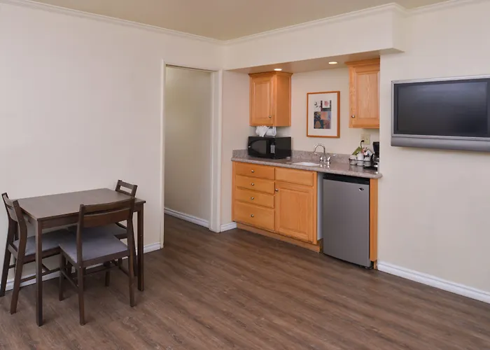 Edgewater Inn&Suites