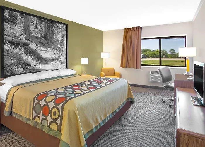 Super 8 By Wyndham Windsor/Madison North