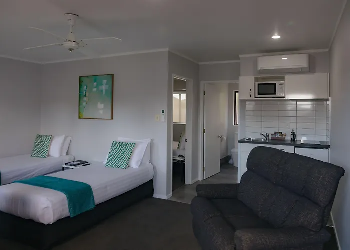 Bks Palm Court Motor Lodge