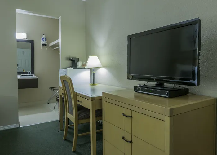 Howard Johnson By Wyndham Downtown Kamloops