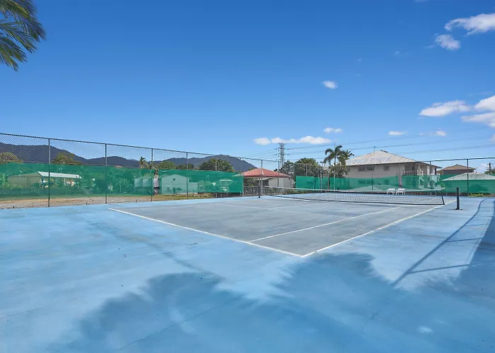 Cairns Reef Apartments & Motel