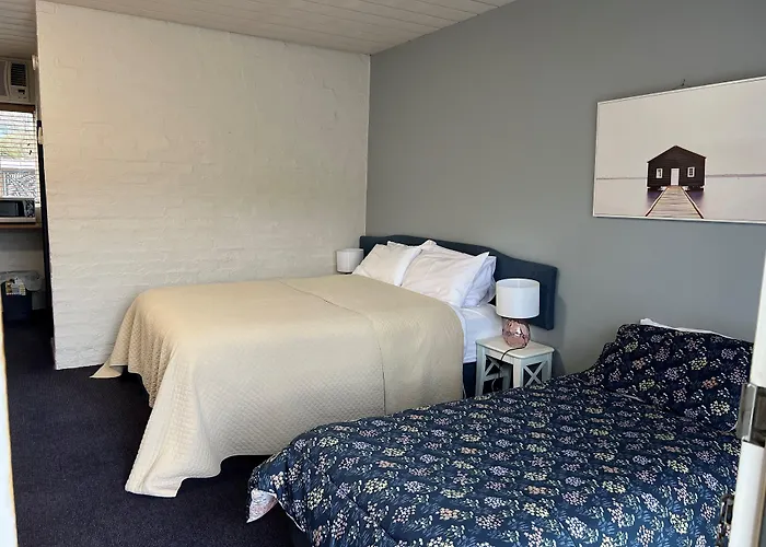 Riverbank Park Motel