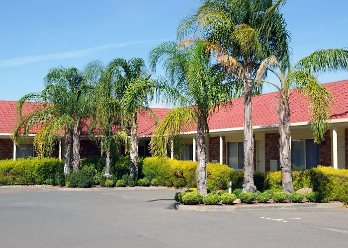 Pines Country Club Motor Inn