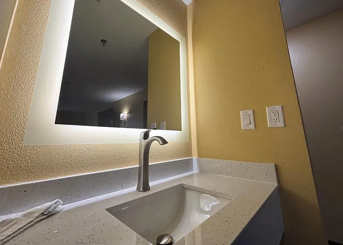 Super 8 By Wyndham Peoria