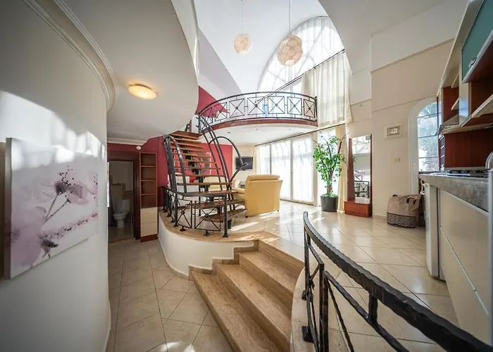 Seahorse Deluxe Hotel