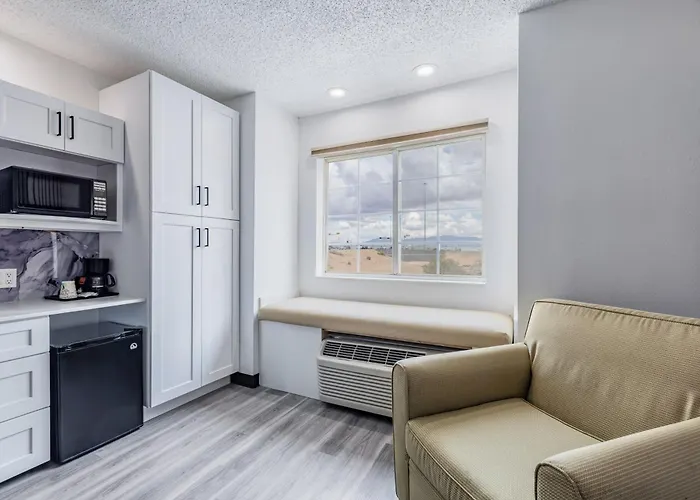 Western Skies Inn & Suites