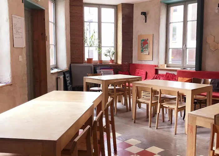La Maison Rouge - Backpacker Hostel