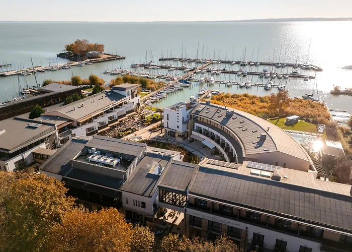Hotel Golden Lake Resort