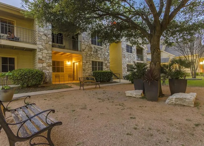 Navona Live Oak Hotel