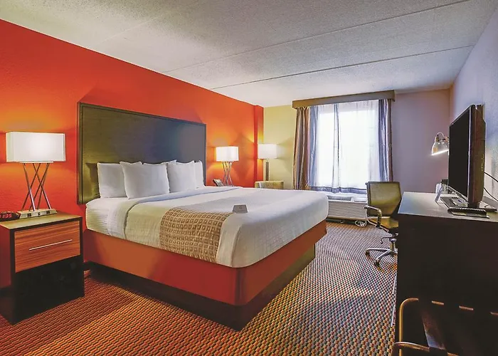 Holiday Inn & Suites Philadelphia-Runnemede/Exit 3-New Jersey Turnpike