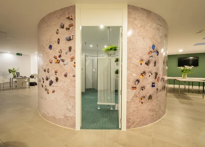 Globetrotter Hostel, By Albany