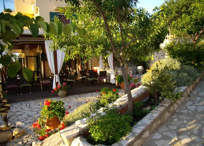 Zephyros Rooms And Apartments