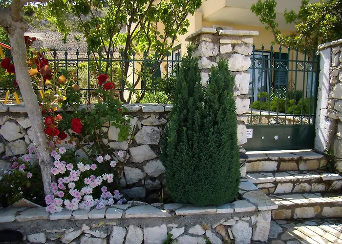 Zephyros Rooms And Apartments