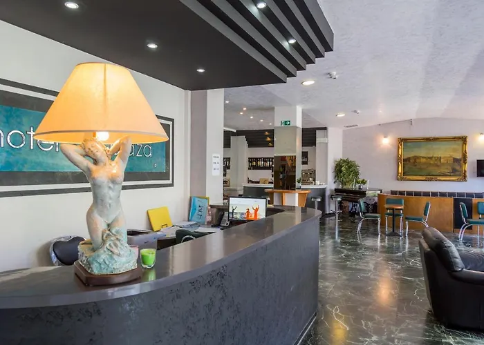 Hotel Plaza Con Piscina