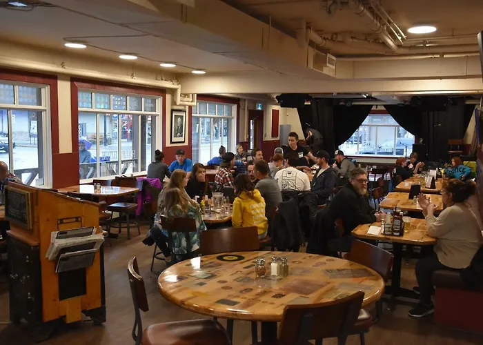 Party Hostel - The Canmore Hotel Hostel