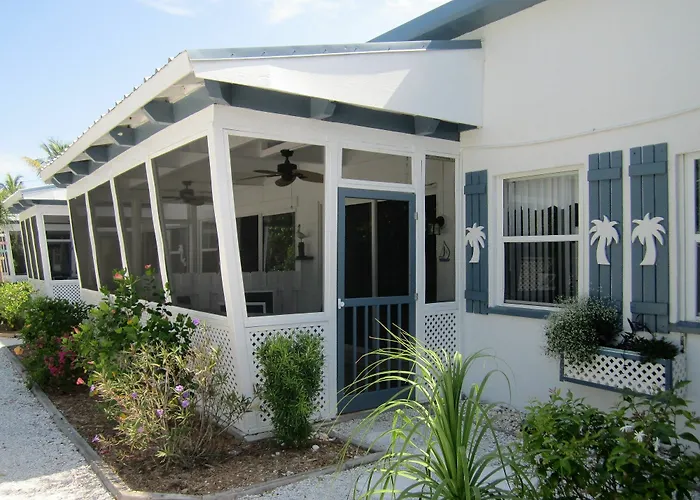 Tropical Winds Beachfront Motel And Cottages