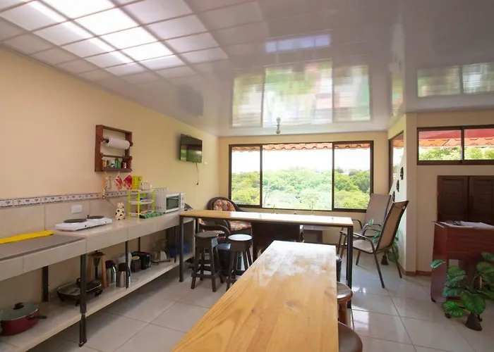 Flor De Katty Hostel Airport