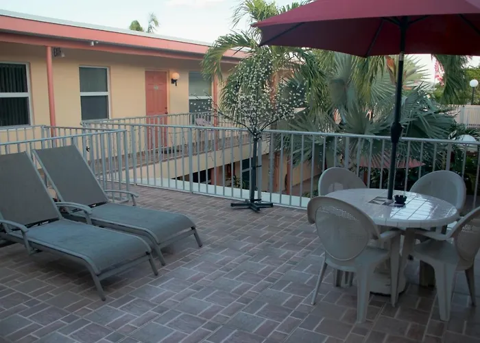 Lago Mar Motel And Apartments