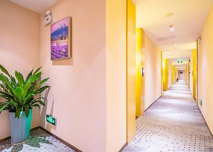 Lavande Hotel Zhaoqing Qixingyan Scenic Spot Yihua International Square