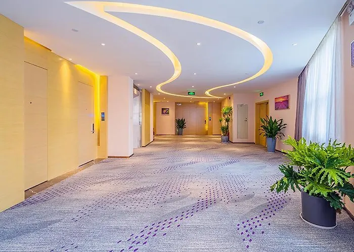 Lavande Hotel Zhaoqing Qixingyan Scenic Spot Yihua International Square